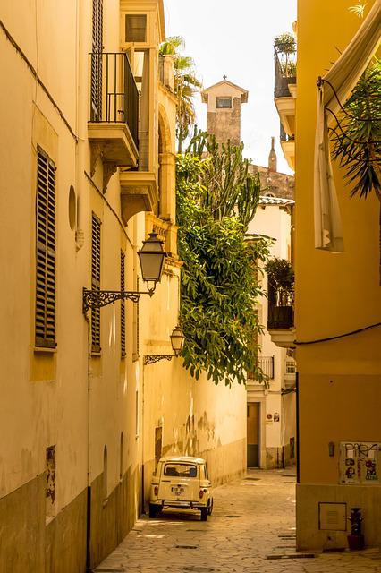 palma-de-mallorca-alley-buildings-2900559